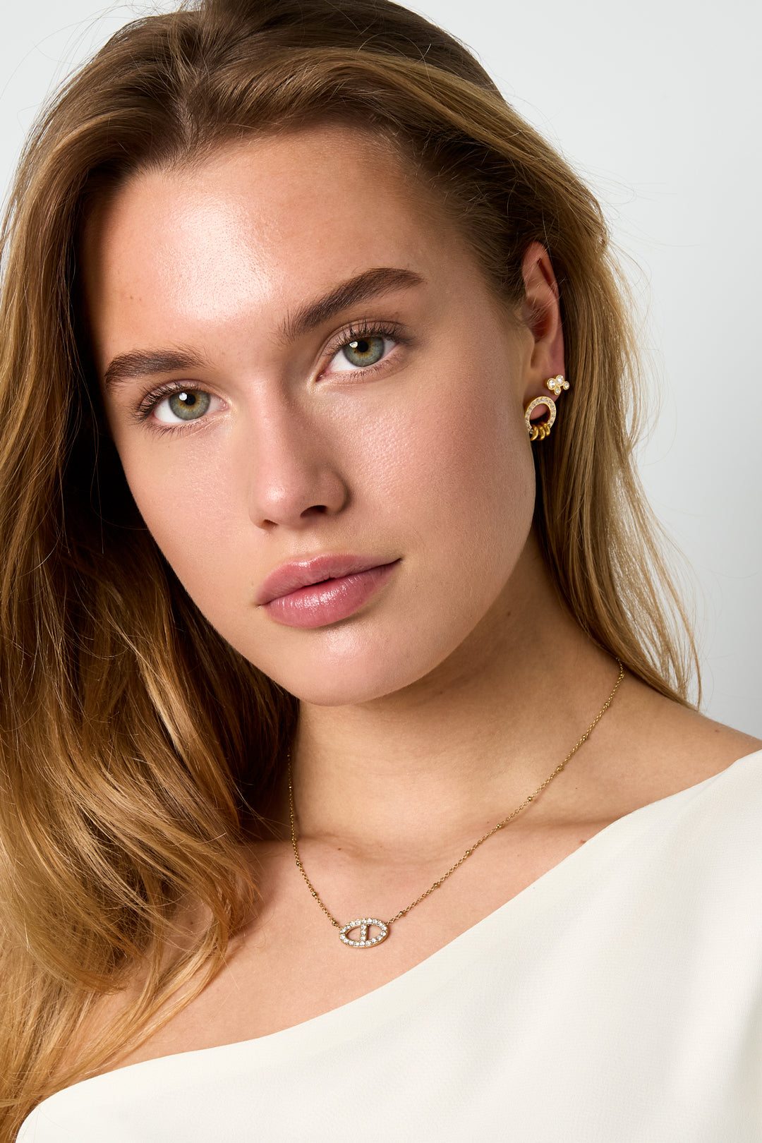 Glow Oval ketting met ovale zirconia hanger zilveren kleur – NOLAH
