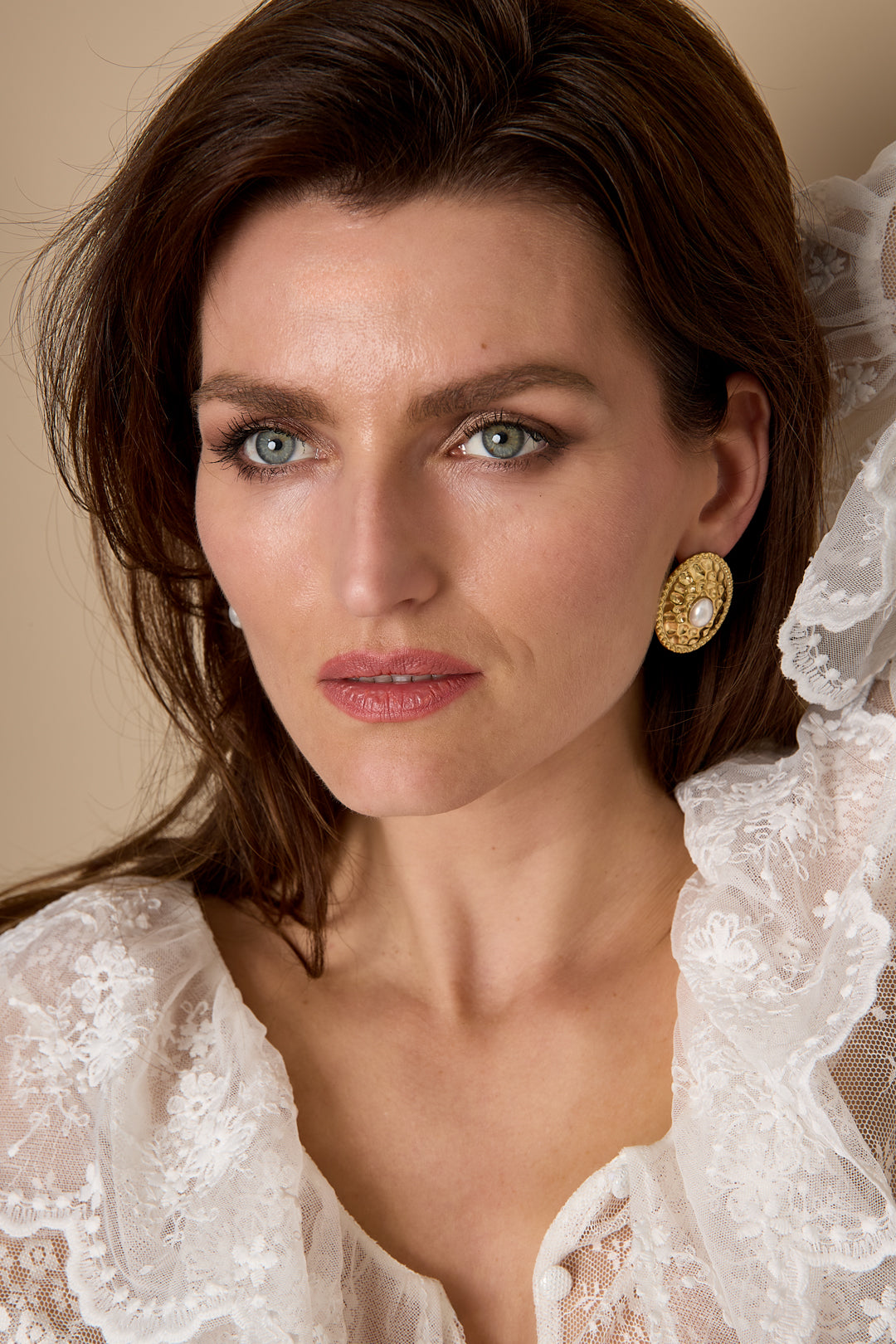 Hammered Drops oorbellen met hamerpatroon goud – NOLAH
