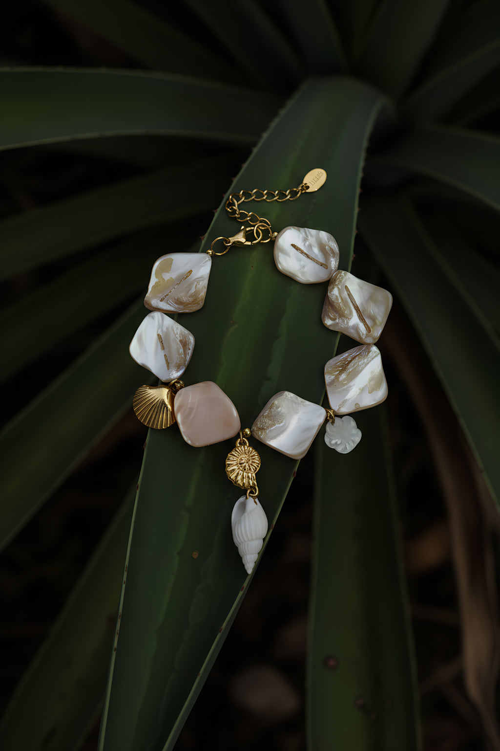 Shore Bracelet armband schelpen en zee charms beige – NOLAH