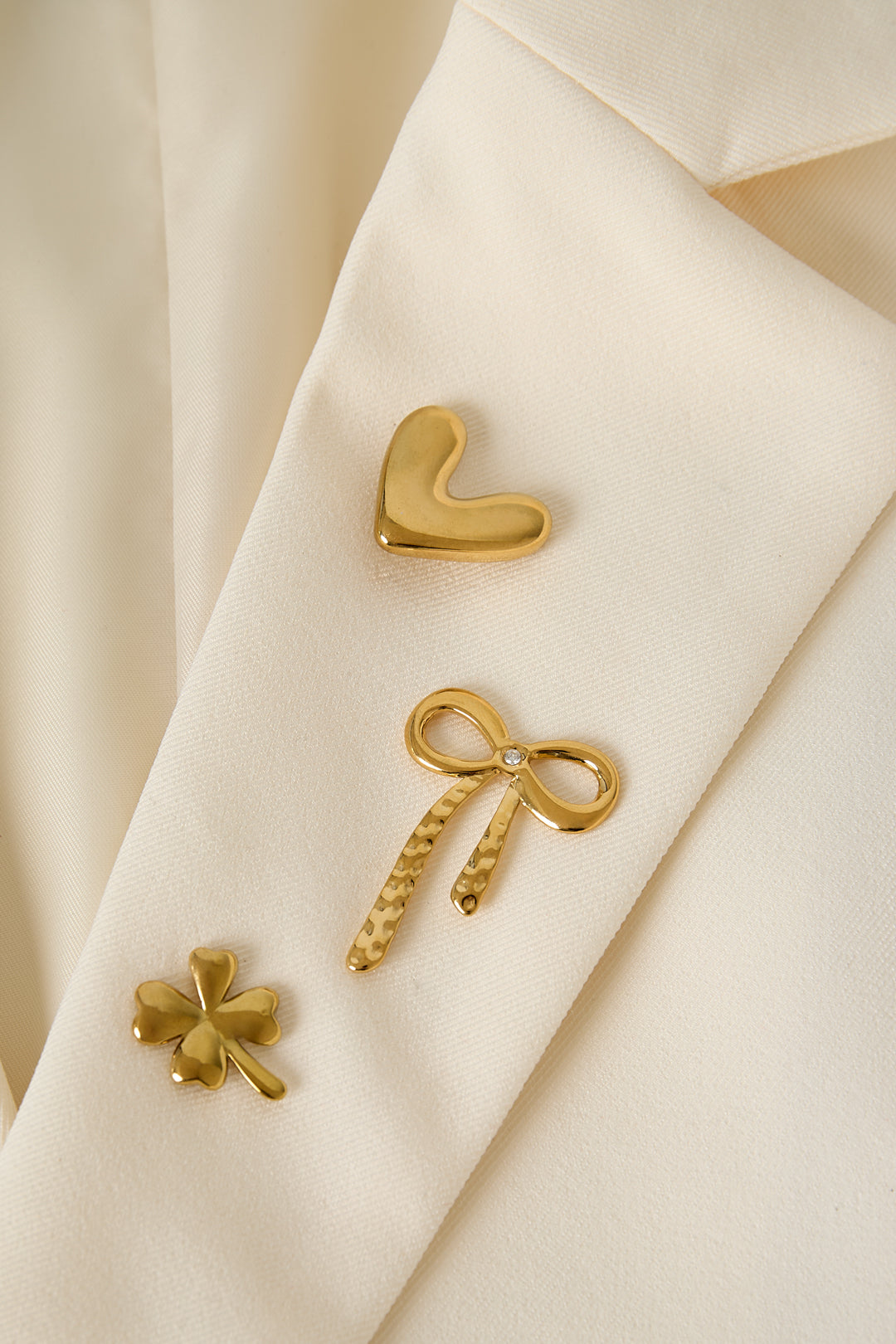 Lucky Heart hart broche met klaver detail goud – NOLAH
