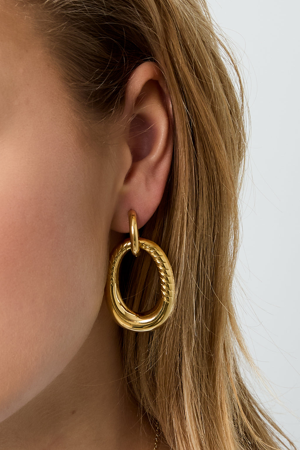 Oval Statement oorbellen met ovale hanger goud – NOLAH