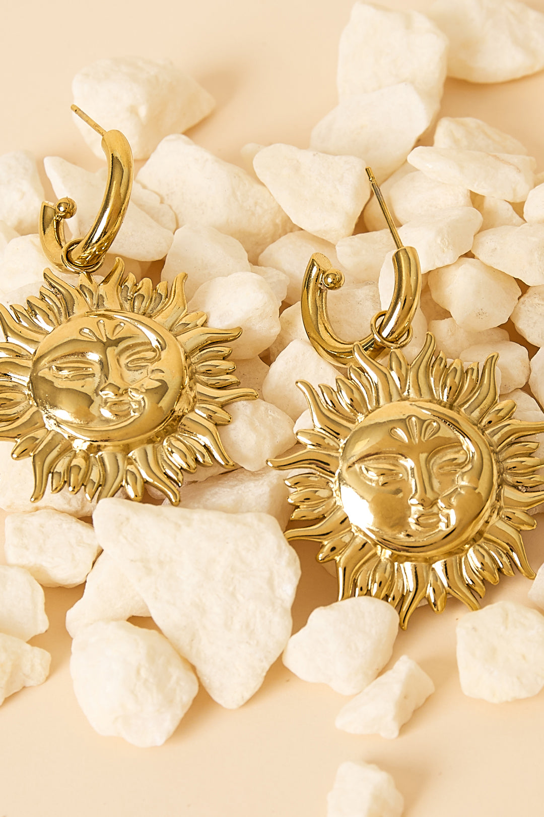 Sunkissed druppel oorbellen met zon zilveren kleur – NOLAH