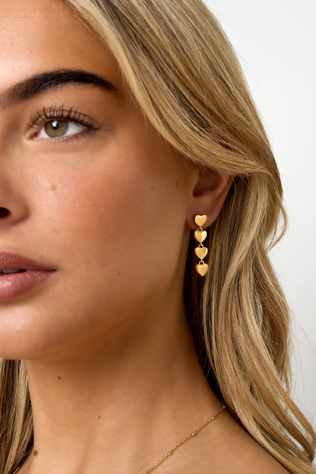 Heart Row oorbellen rij hartjes zilveren kleur – NOLAH