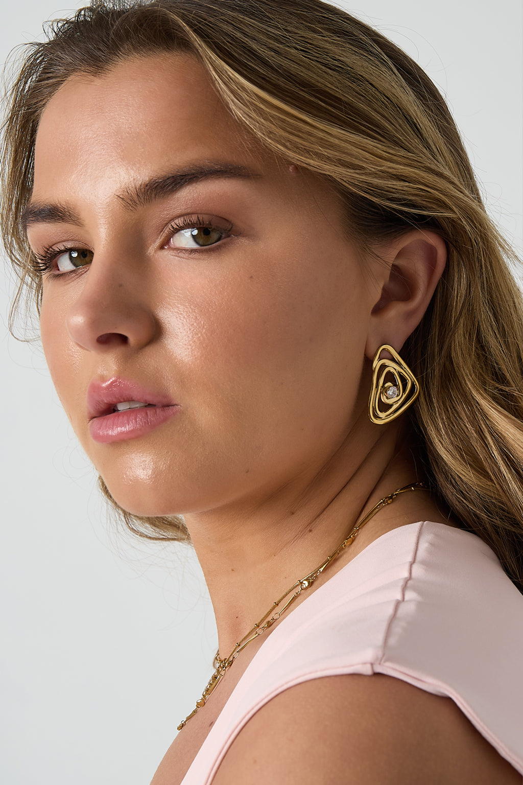 Hypno Studs driehoek oorbellen met strass – NOLAH